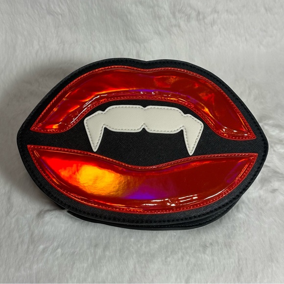 Mad Engine Red Lip Crossbody Bag Halloween Theme Vampire Fang - Picture 3 of 10